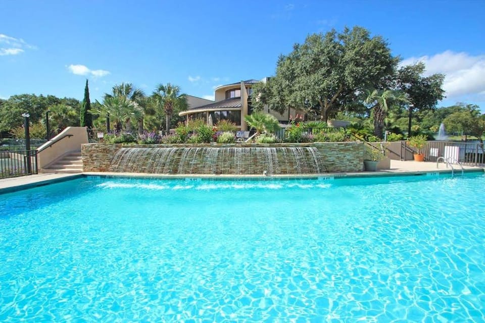 Oceanfront villa with WiFi full kitchen pool & hot tub - beach nearby House in Hilton Head Island