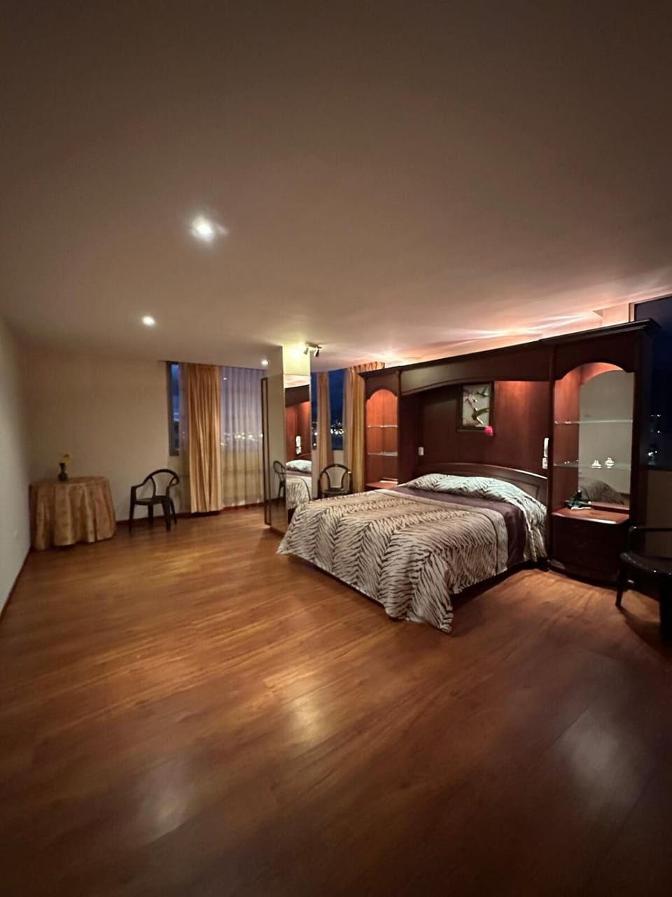 Bed, Photo of the whole room, Seating area, Bedroom