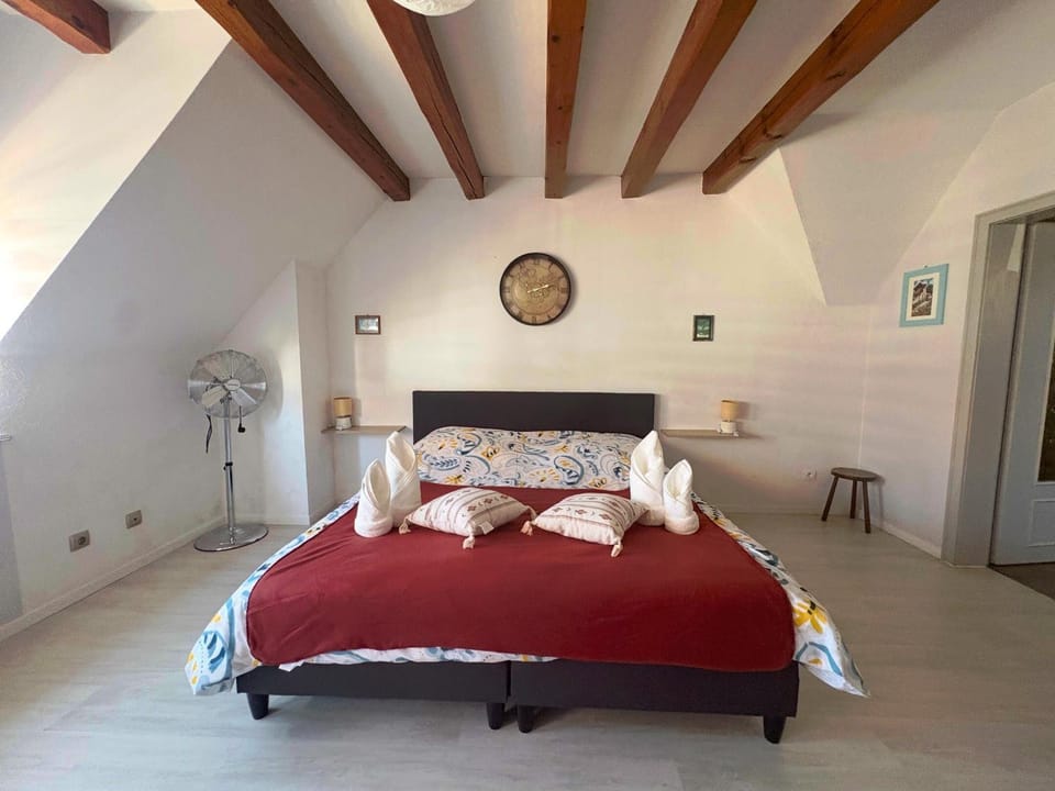 Bed, Photo of the whole room, Bedroom, towels