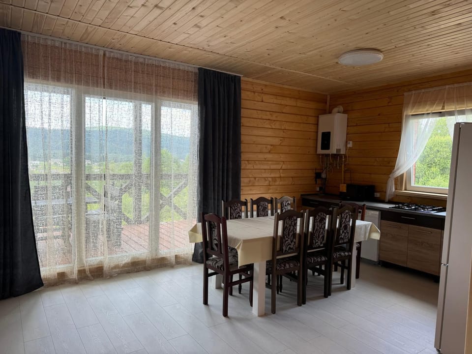 Kitchen or kitchenette, Dining area