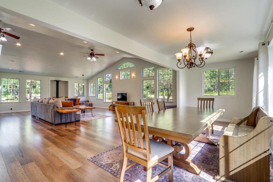 Riffle Road Ranch: 10 Acres, 8 Mi to Silverwood House in Kootenai County