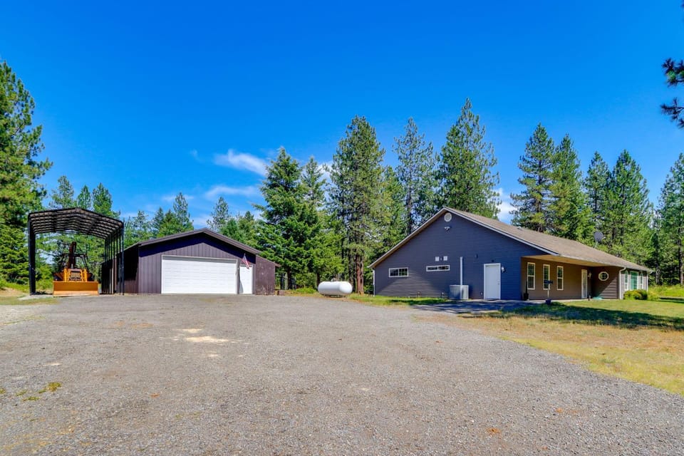 Riffle Road Ranch: 10 Acres, 8 Mi to Silverwood House in Kootenai County