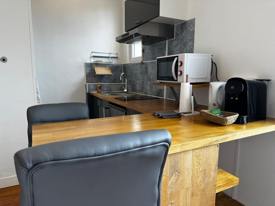 Coffee/tea facilities, Kitchen or kitchenette, Dining area, stove, toaster