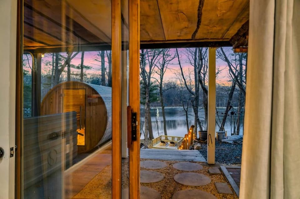 Poconos Lakefront Hot tub,Sauna, Firepit, Kayaks House in Stroud Township