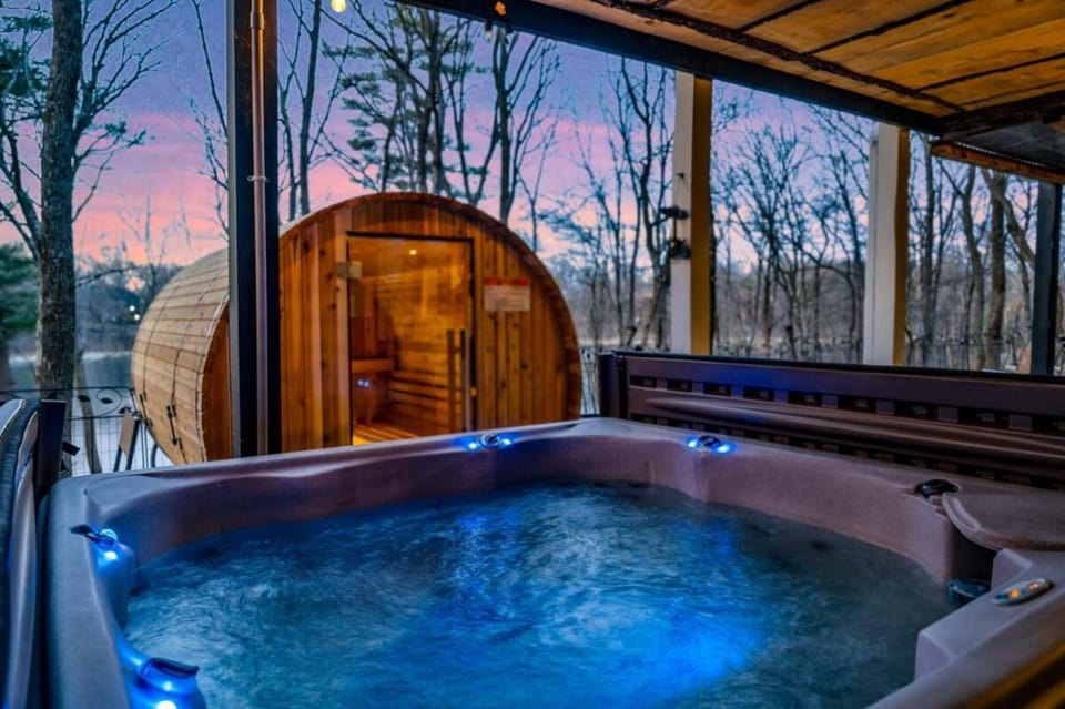 Poconos Lakefront Hot tub,Sauna, Firepit, Kayaks House in Stroud Township