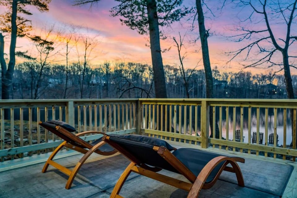 Poconos Lakefront Hot tub,Sauna, Firepit, Kayaks House in Stroud Township