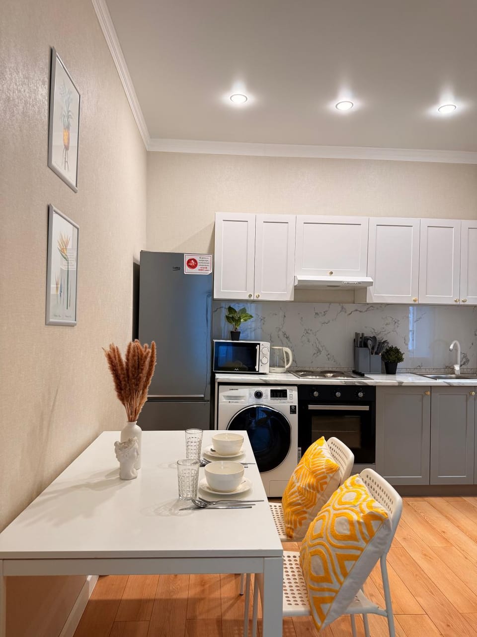 Kitchen or kitchenette, minibar, oven, stove