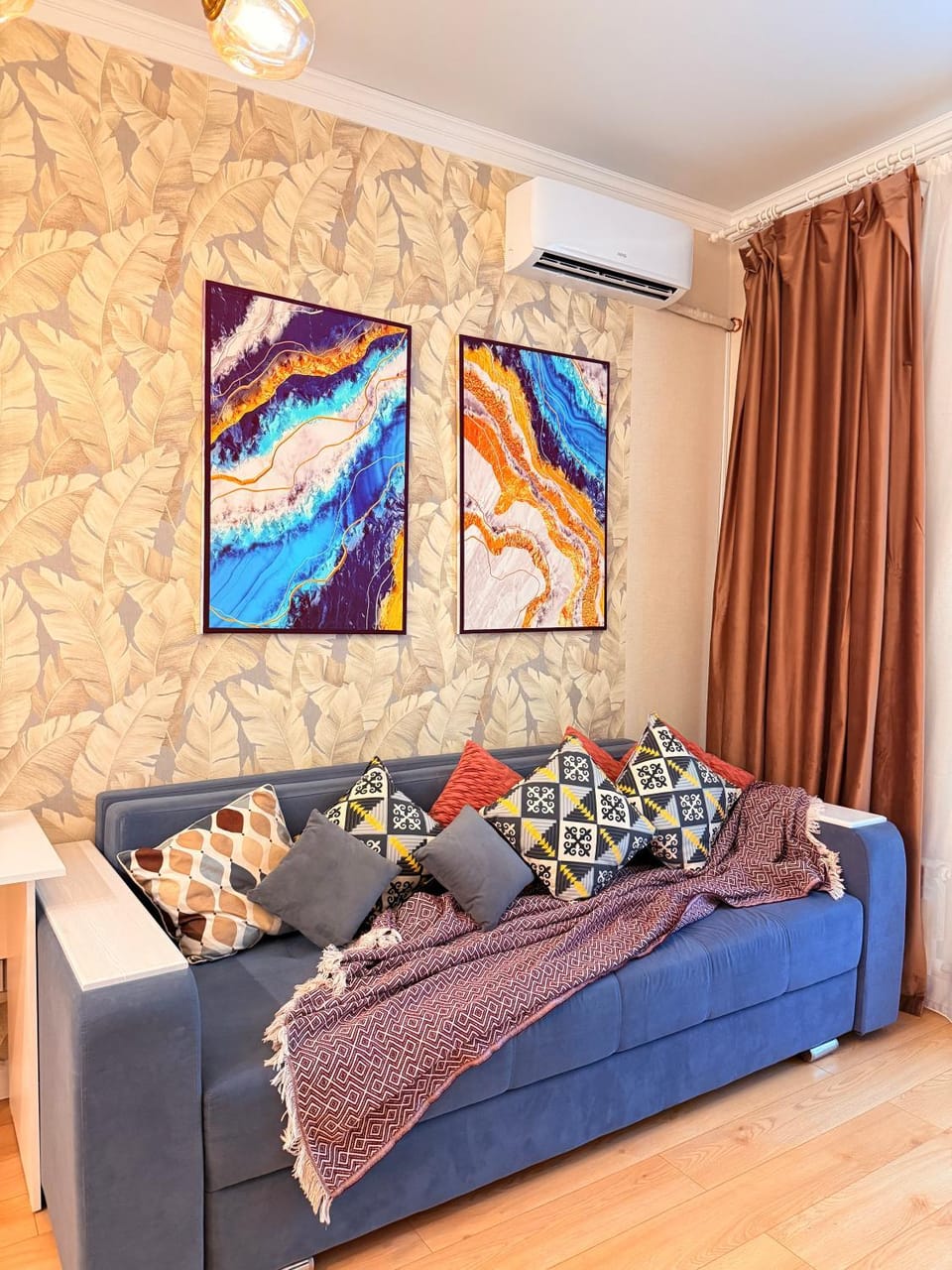 Property building, Facade/entrance, Bed, Living room, Photo of the whole room, Seating area, Bedroom, Location, air conditioner