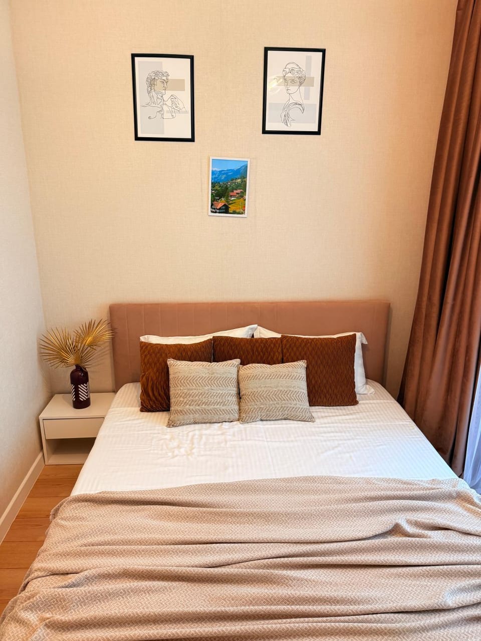 Bed, Photo of the whole room, Bedroom