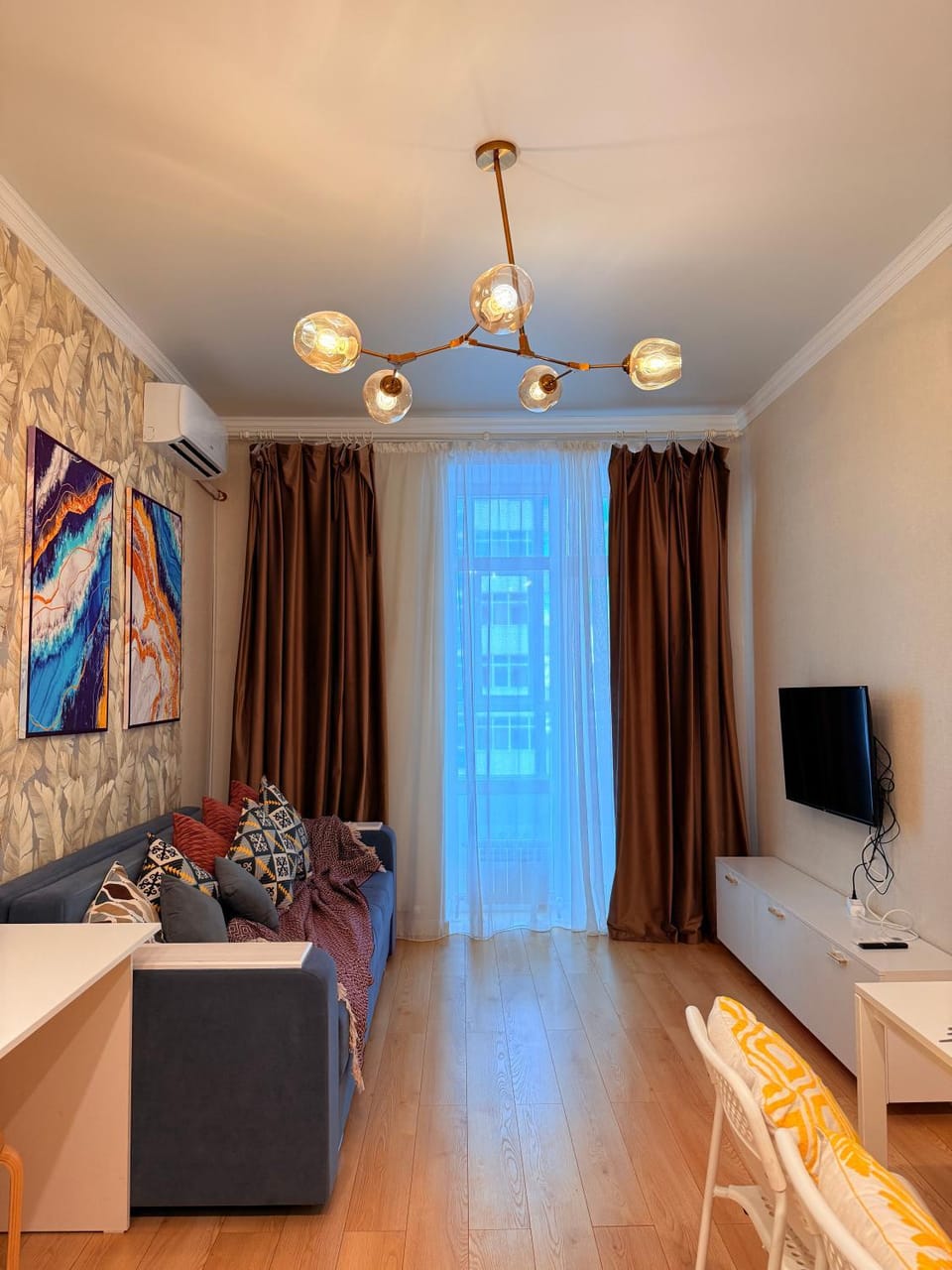 Bed, TV and multimedia, Living room, Photo of the whole room, Seating area, Bedroom, air conditioner