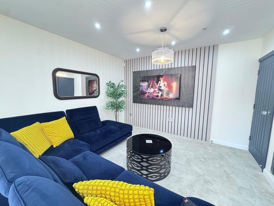 Communal lounge/ TV room, TV and multimedia, Living room, Seating area, Evening entertainment