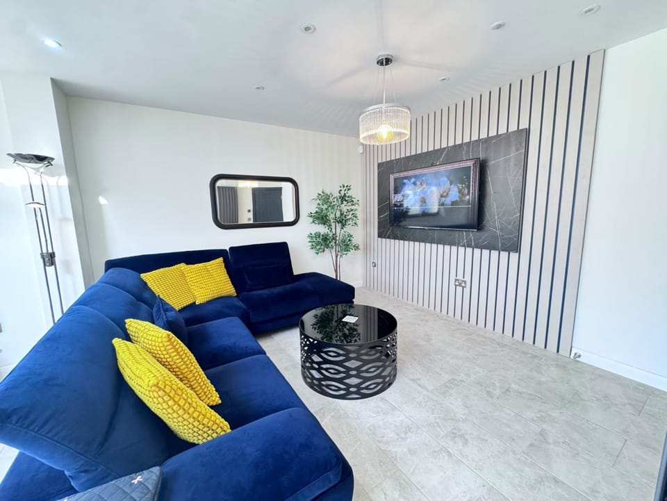 Communal lounge/ TV room, TV and multimedia, Living room, Seating area, Evening entertainment