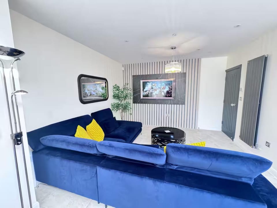 Communal lounge/ TV room, TV and multimedia, Living room, Seating area, Evening entertainment