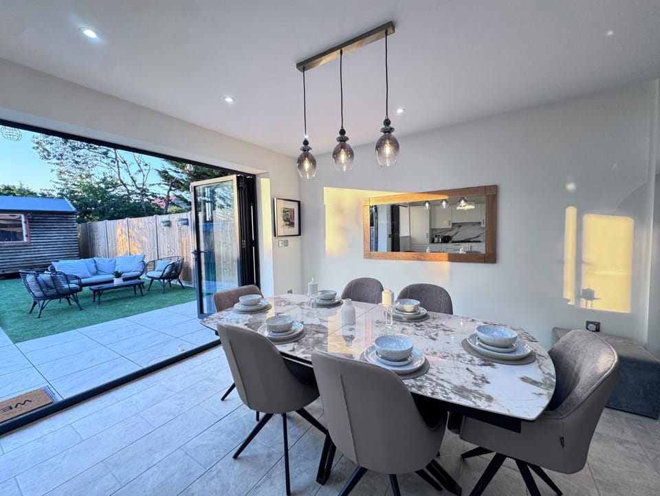 Patio, Living room, Seating area, Dining area