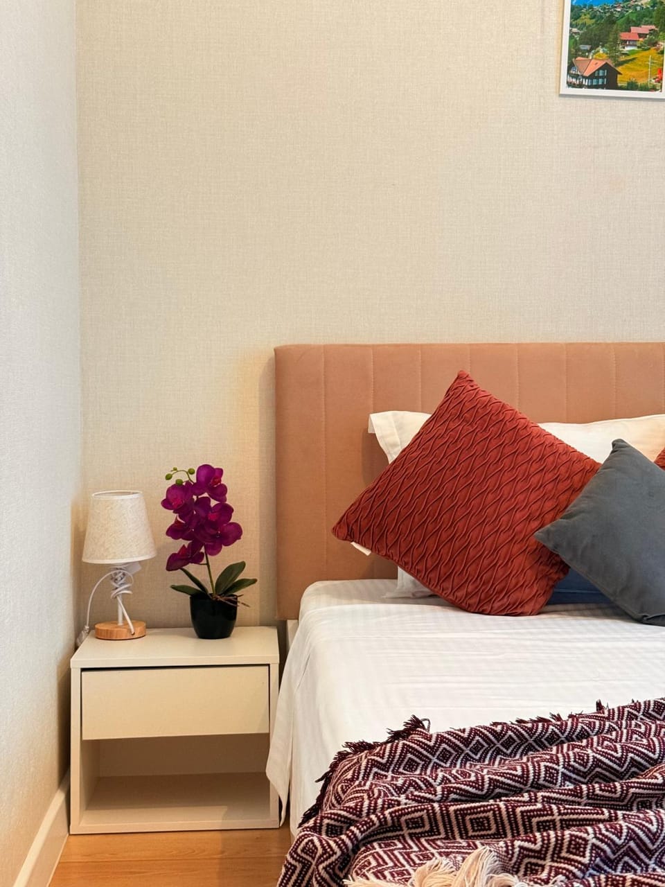 Bed, Living room, Photo of the whole room, Seating area, Bedroom