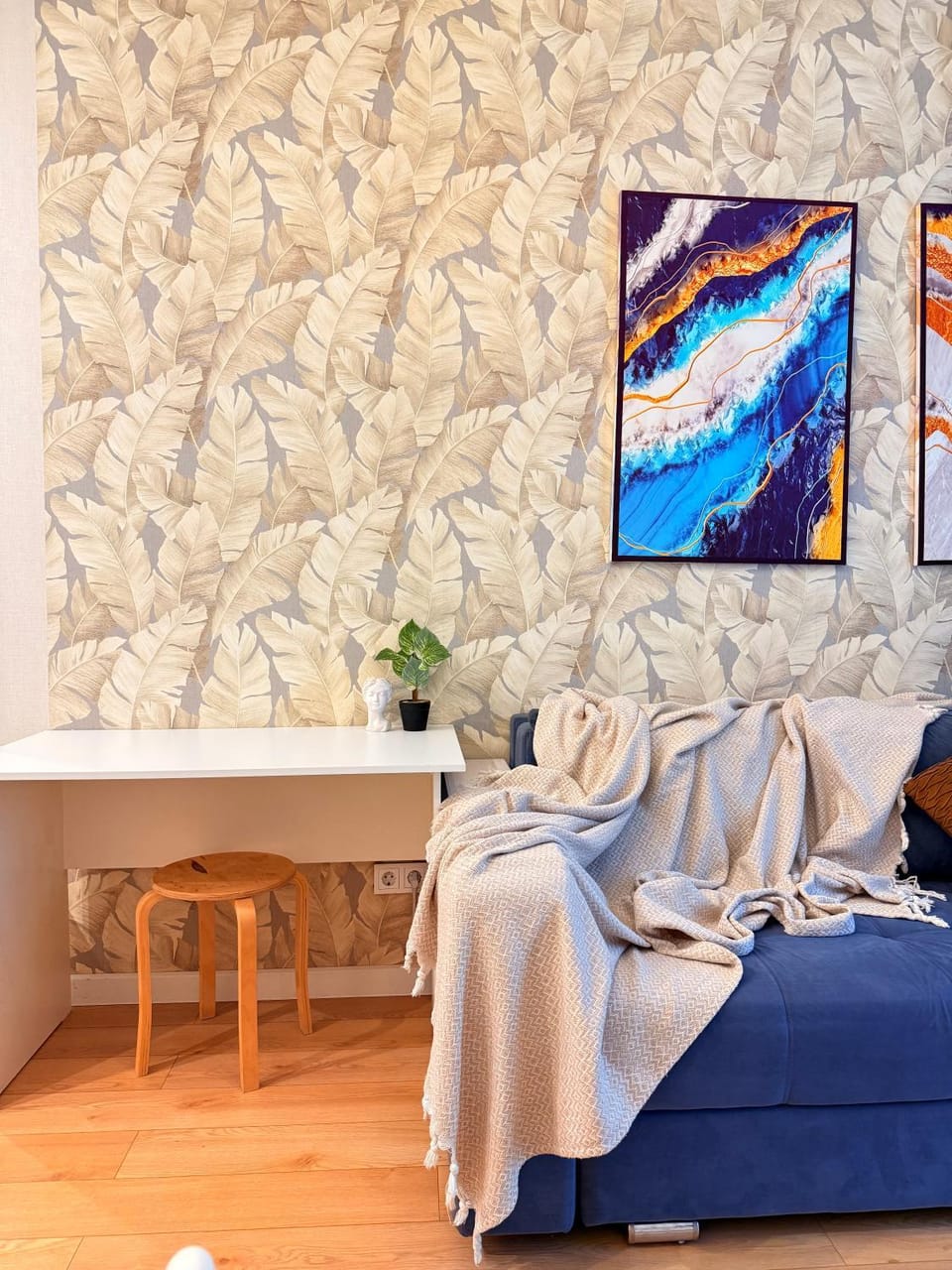 Bed, Living room, Photo of the whole room, Seating area, Bedroom