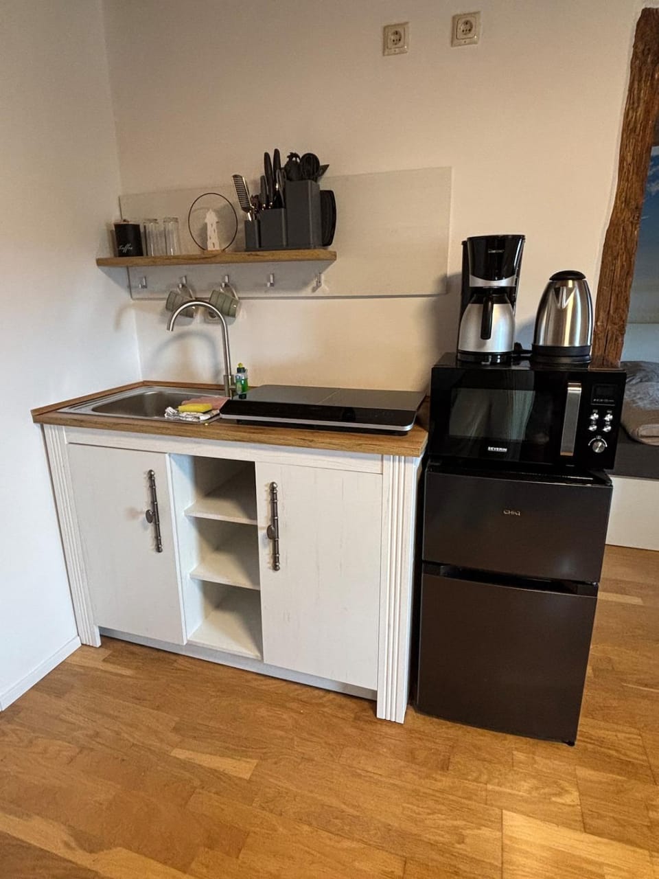 Coffee/tea facilities, Kitchen or kitchenette, stove