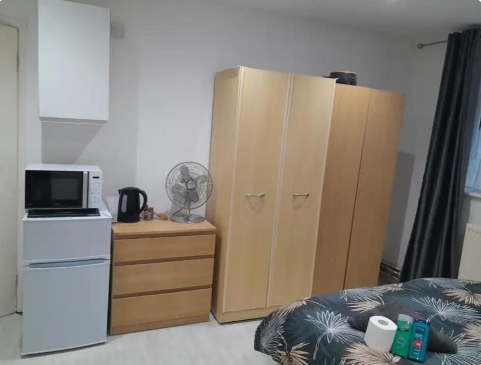 Double Room only for female Vacation rental in Harrow