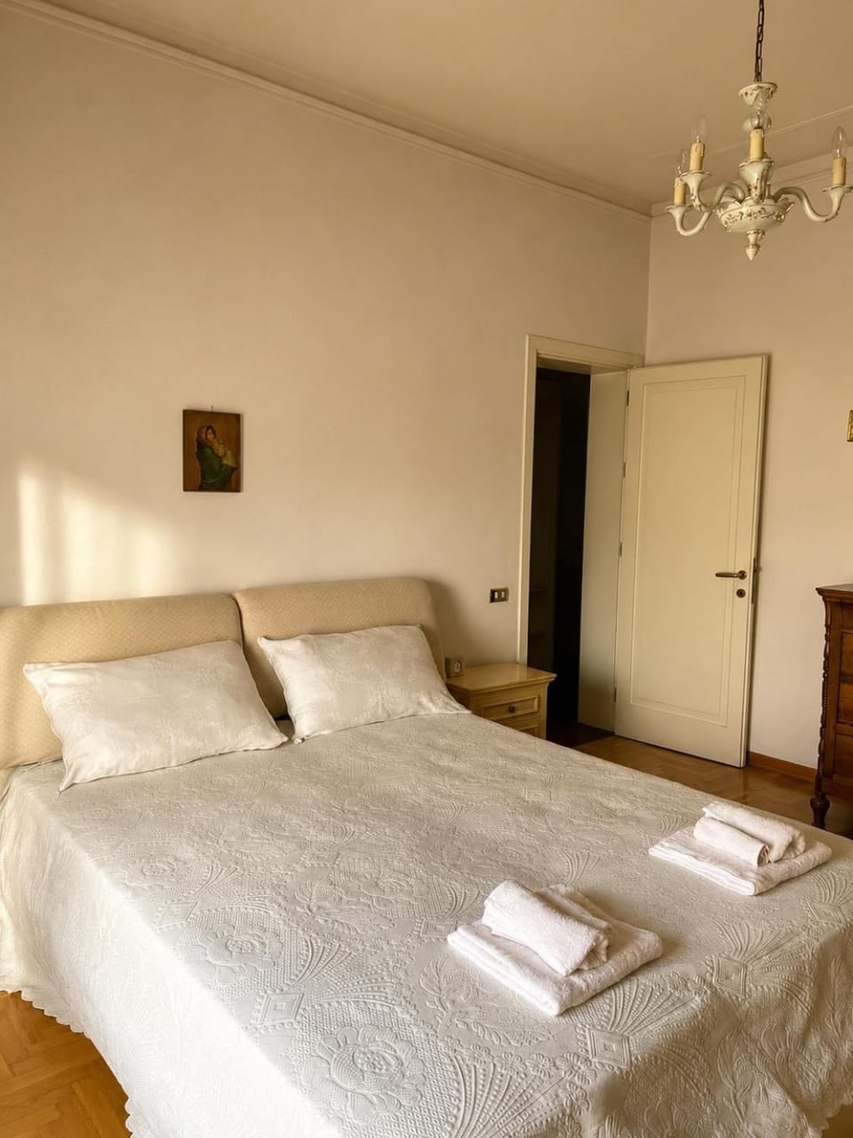 Bed, Bedroom, towels