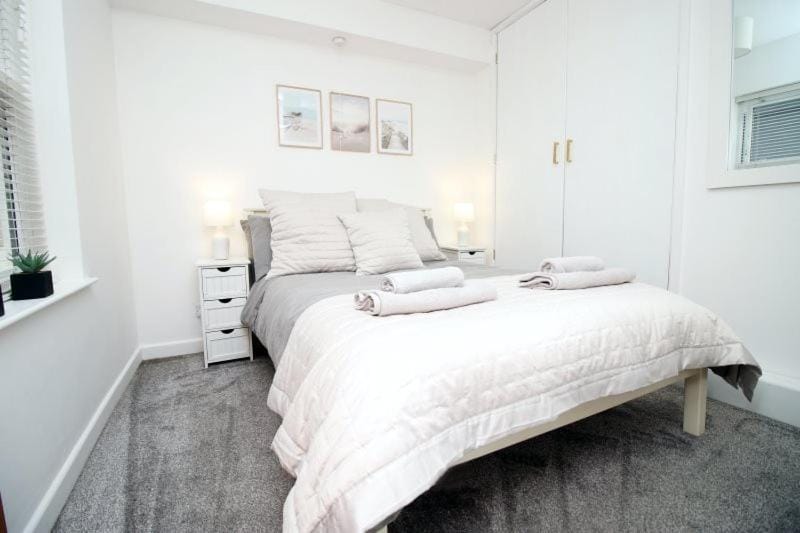 Bed, Photo of the whole room, Bedroom, towels