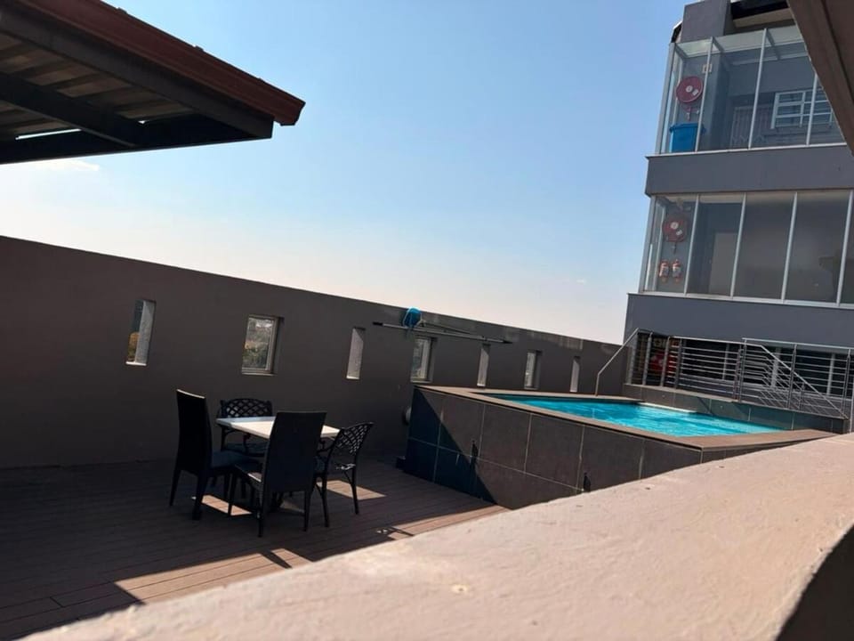2 Bedroom Furnished flat in Fairmount Glenhazel Apartment in Johannesburg