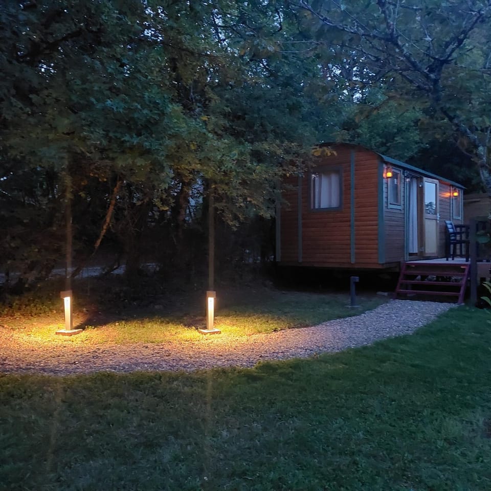 La roulotte enchantée Bed and Breakfast in Bourgogne-Franche-Comté