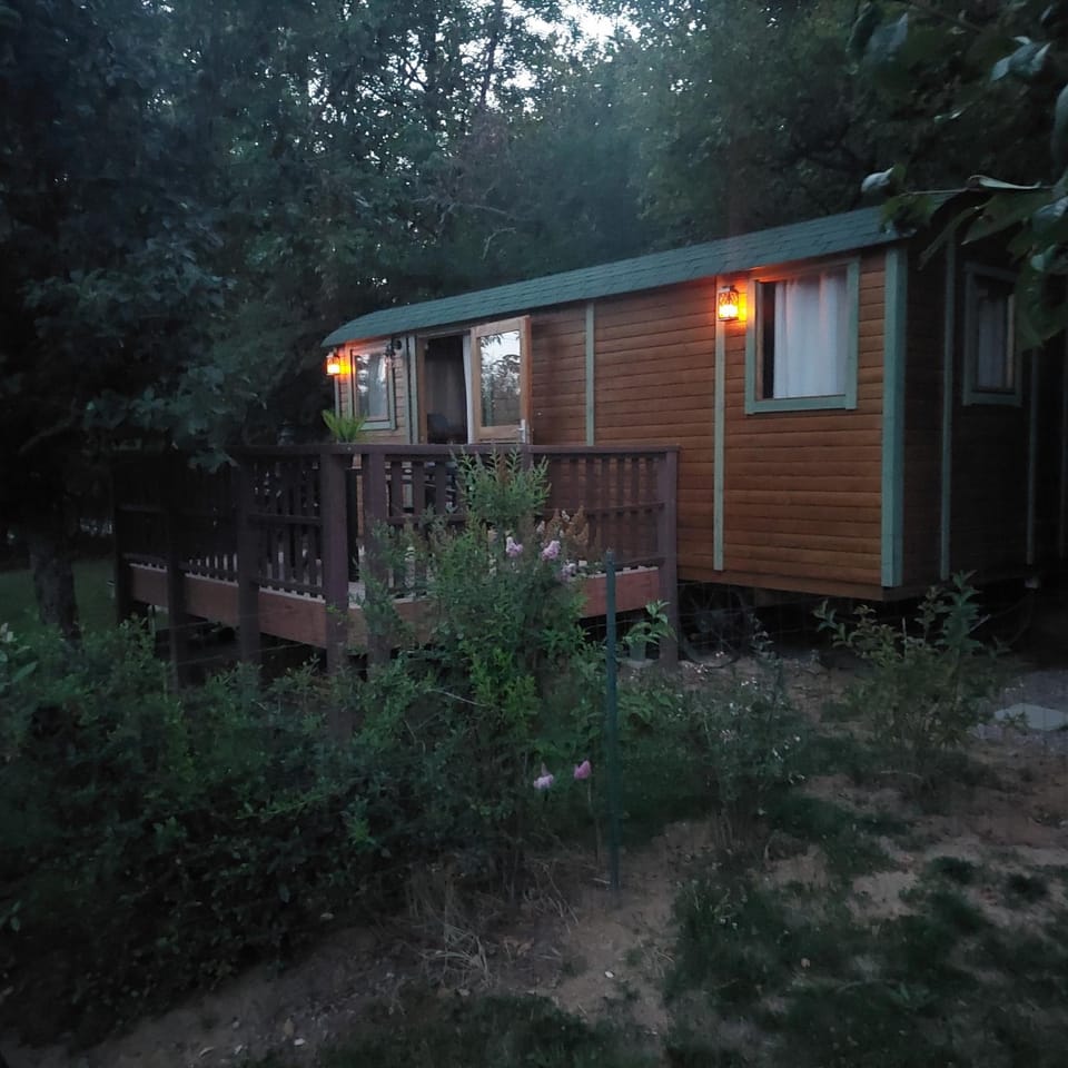 La roulotte enchantée Bed and Breakfast in Bourgogne-Franche-Comté