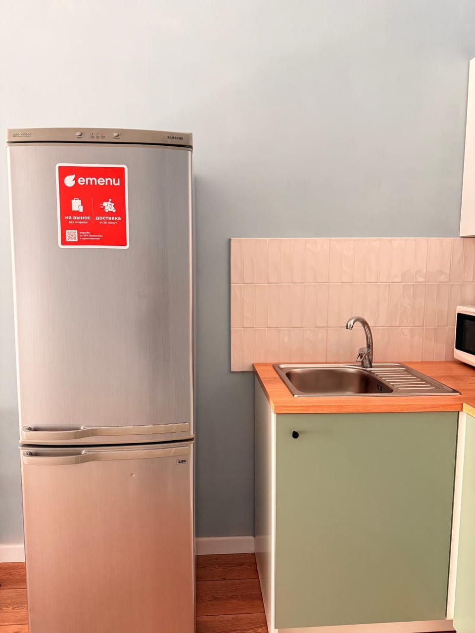 Kitchen or kitchenette, minibar, oven, stove