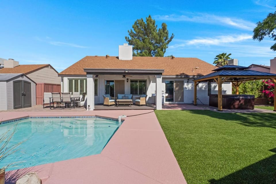 Southwestern Oasis with Pool! House in Casas Adobes