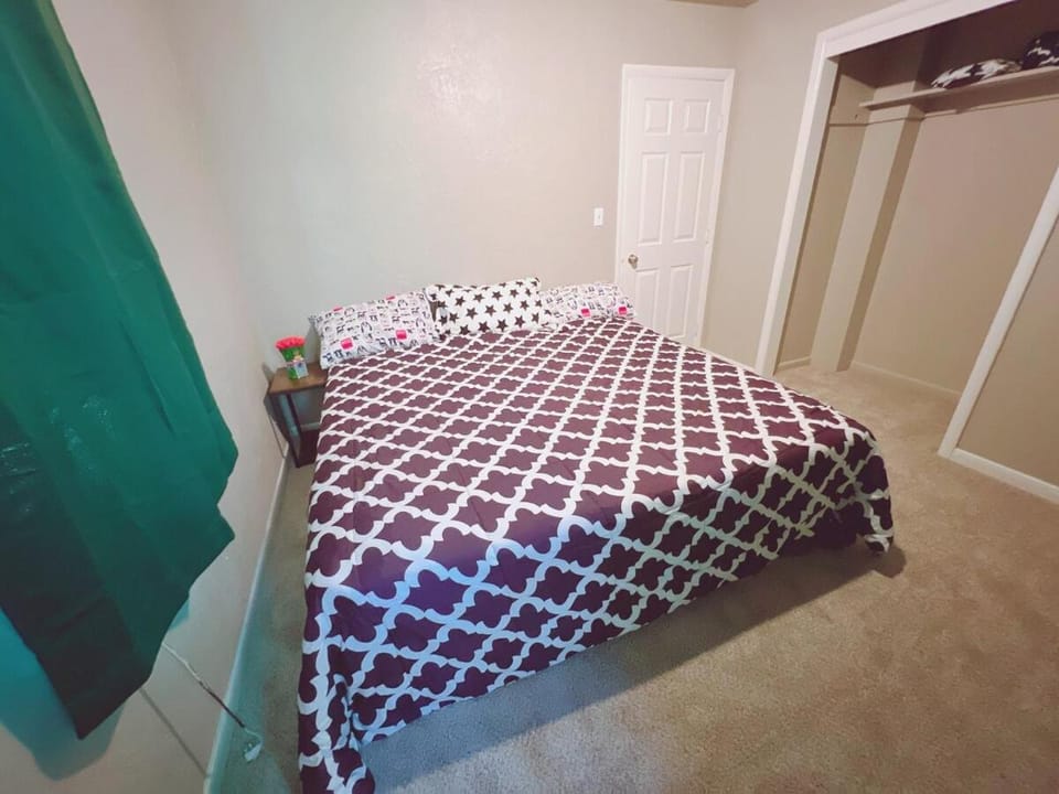 Pet friendly,king beds,fully fenced ,3 bedroom House in Oklahoma City
