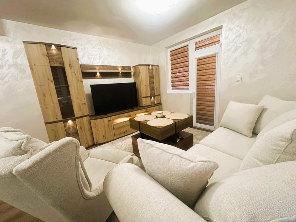 Communal lounge/ TV room, Kitchen or kitchenette, Living room, Seating area, Dining area, microwave, oven, kitchen, kitchen, air conditioner, air conditioner
