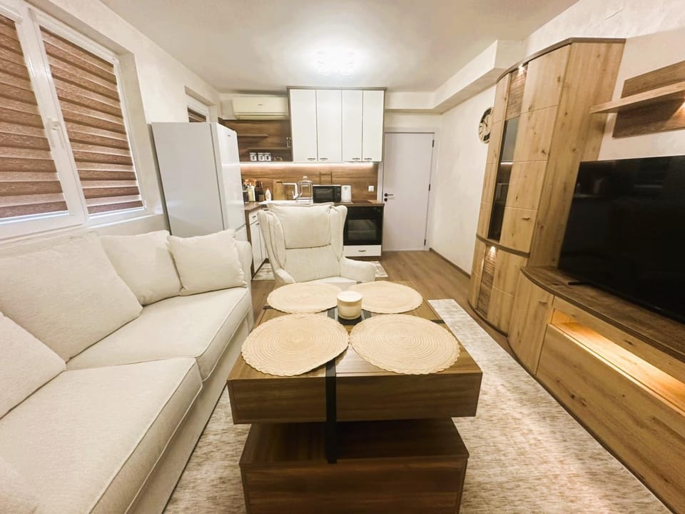 Communal lounge/ TV room, Kitchen or kitchenette, Living room, Seating area, Dining area, microwave, oven, kitchen, kitchen, air conditioner, air conditioner