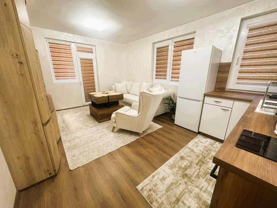 Communal lounge/ TV room, Kitchen or kitchenette, Living room, Seating area, Dining area, microwave, oven, kitchen, kitchen, air conditioner, air conditioner