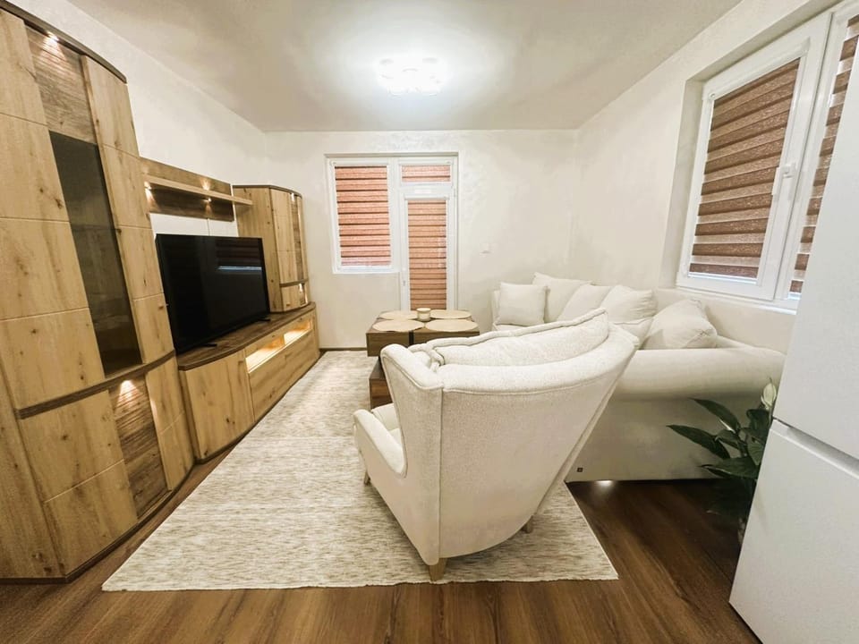 Communal lounge/ TV room, Kitchen or kitchenette, Living room, Seating area, Dining area, microwave, oven, kitchen, kitchen, air conditioner, air conditioner