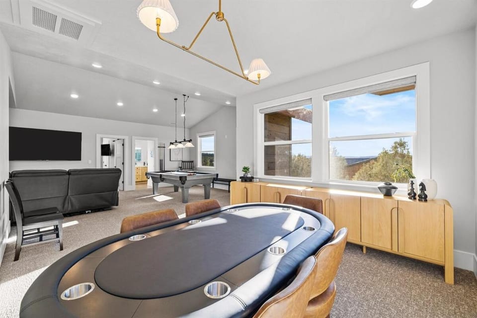 Lux Retreat, Hot Tub, Sauna, Cold Tank, Pool Table House in Orderville