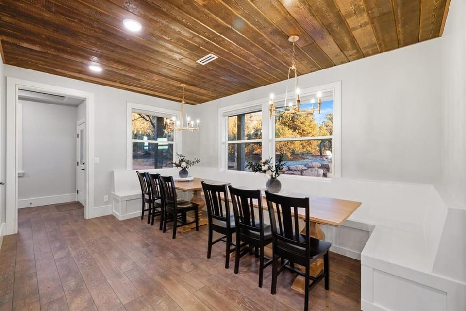 Lux Retreat, Hot Tub, Sauna, Cold Tank, Pool Table House in Orderville