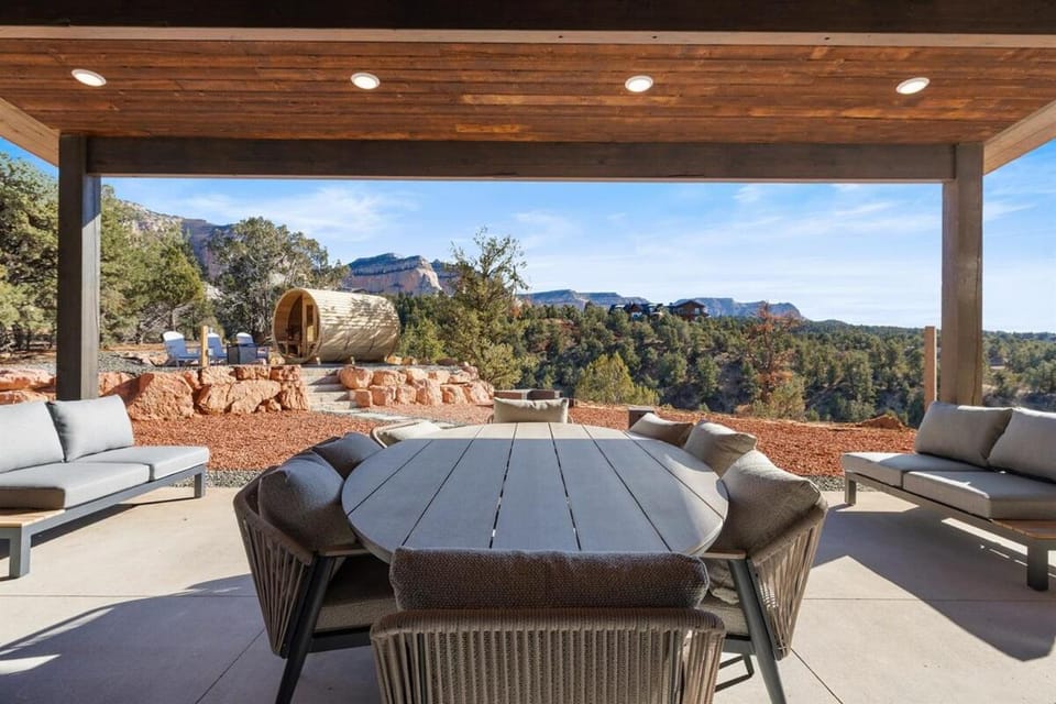 Lux Retreat, Hot Tub, Sauna, Cold Tank, Pool Table House in Orderville