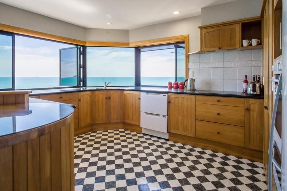 Waterfront On Woolcombe – 4BR Holiday Apartment House in New Plymouth