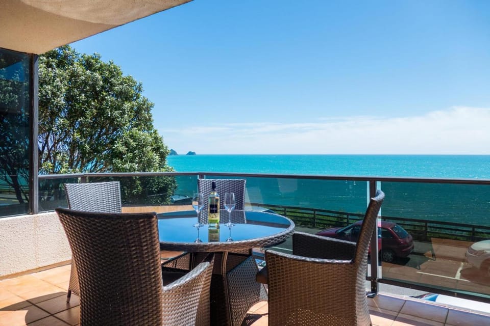 Waterfront On Woolcombe – 4BR Holiday Apartment House in New Plymouth