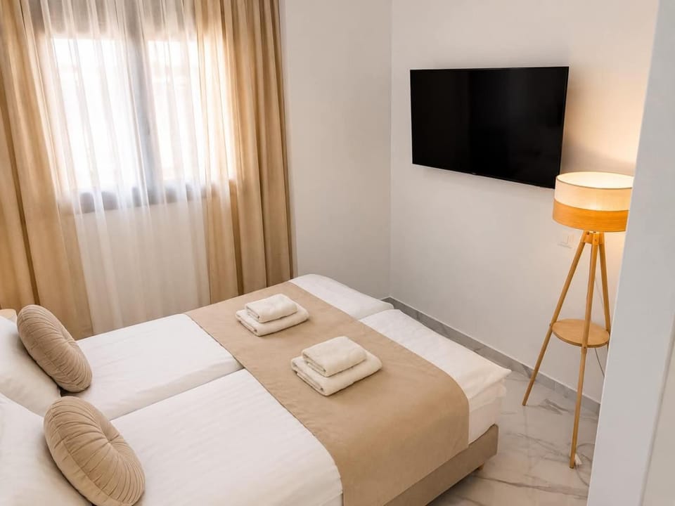 Bed, TV and multimedia, Photo of the whole room, Bedroom