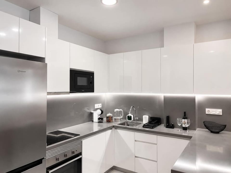 Coffee/tea facilities, Kitchen or kitchenette, dishwasher, oven, stove, toaster