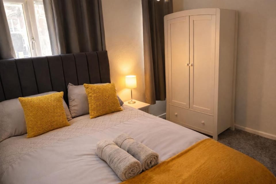 3 Bedroom Home, Sleeps 6 Guests, 3 Beds, Free Parking House in Leicester