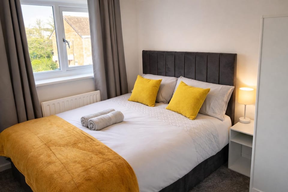 3 Bedroom Home, Sleeps 6 Guests, 3 Beds, Free Parking House in Leicester