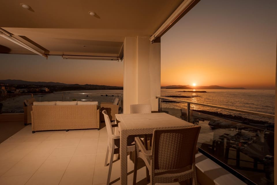 View (from property/room), Balcony/Terrace, Living room, Dining area, Sea view, Sunset