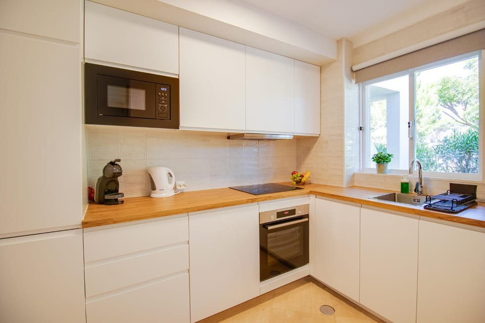 Coffee/tea facilities, Kitchen or kitchenette, stove, toaster