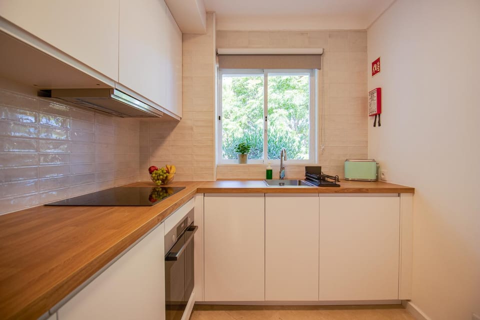 Coffee/tea facilities, Kitchen or kitchenette, oven, stove, toaster