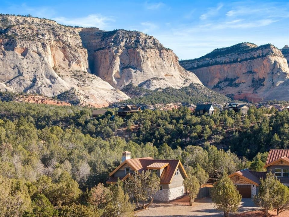 Lions Keep, Hot Tub Retreat near Zion House in Orderville
