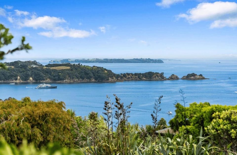 The Boardwalk House by Waiheke Pure House in Auckland Region