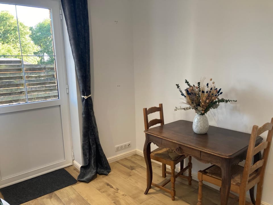 Seating area, Dining area