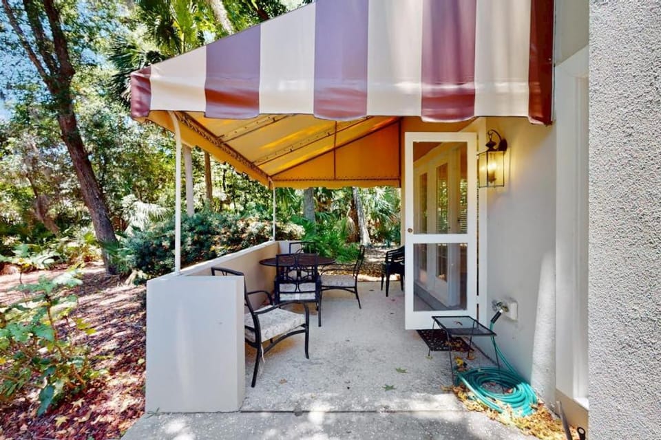Dog-friendly golf-course adjacent townhouse w a wet bar patio & shared pool House in Hilton Head Island